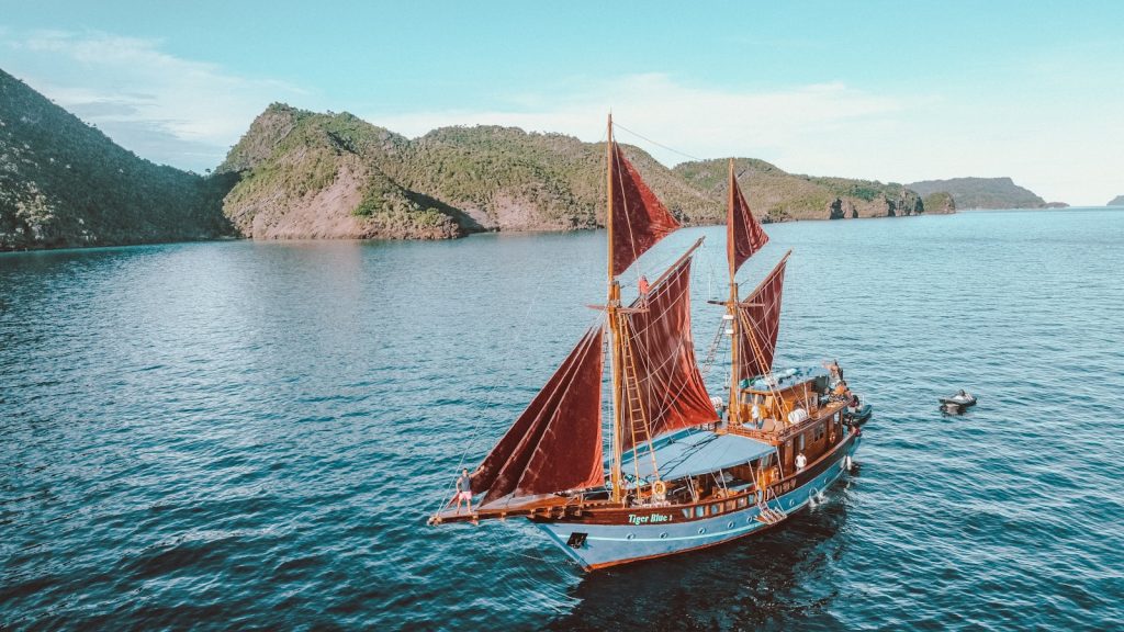 Mutiara Phinisi Komodo Liveaboard — Luxury 47m Charter